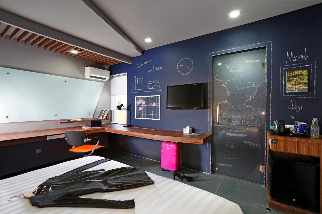 Berry Biz Hotel Sunset Road Seminyak Exterior foto