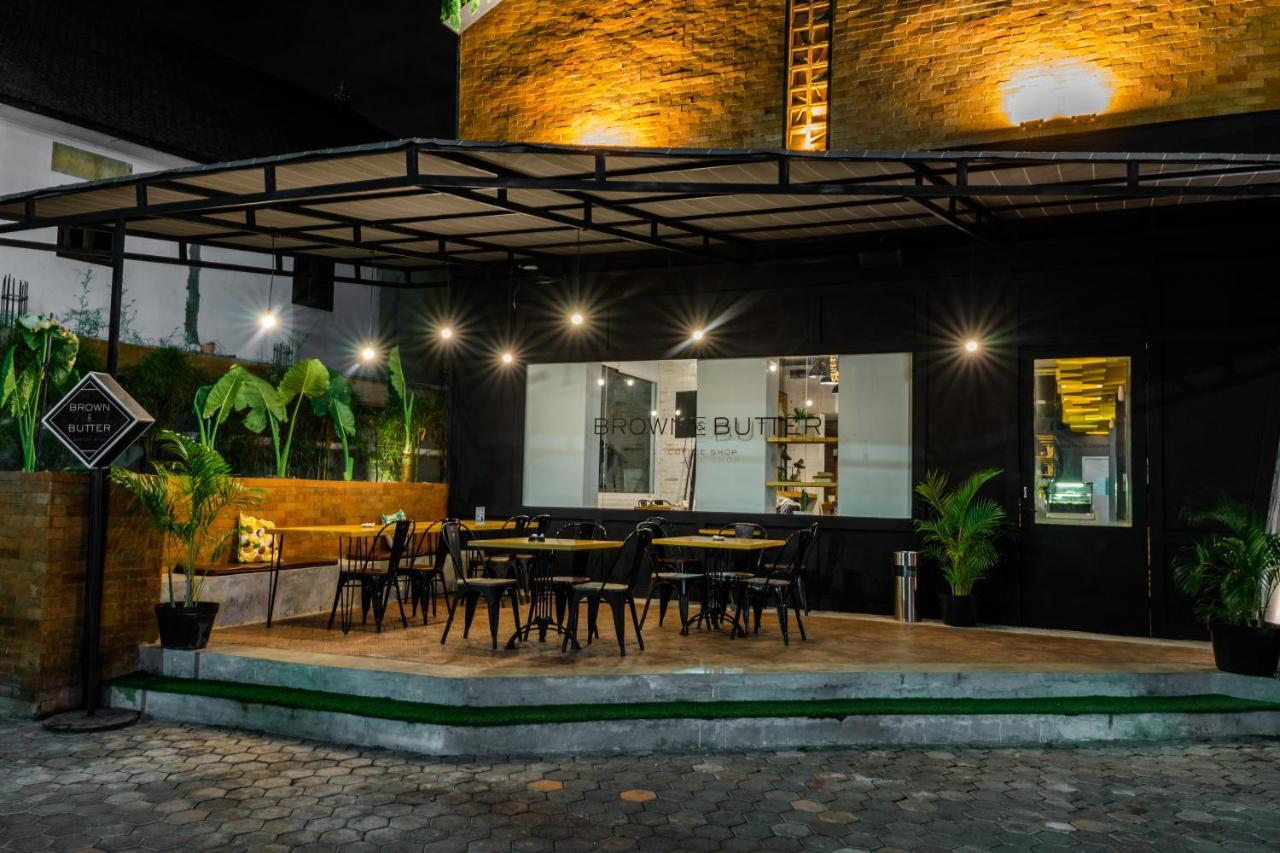 Berry Biz Hotel Sunset Road Seminyak Exterior foto