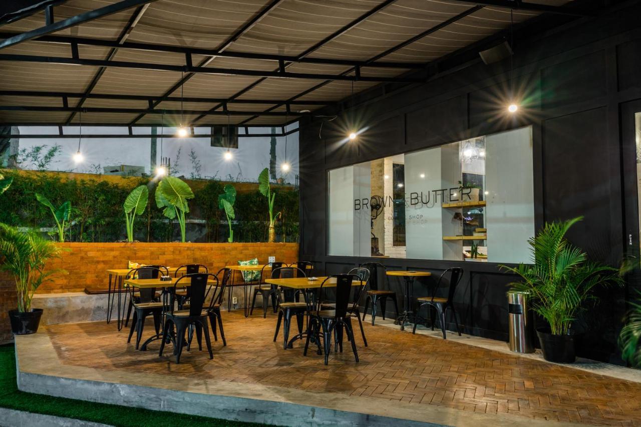 Berry Biz Hotel Sunset Road Seminyak Exterior foto